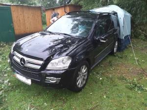 Jihem Moravy se prohnala silná bouřka. V kempu na Znojemsku spadl strom na stan a zranil člověka