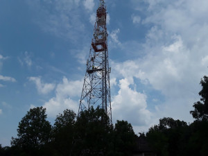 Mladík na Hodonínsku vylezl na vysílač. Zranil si nohu a dolů ho sundávali hasiči