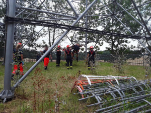 Mladík na Hodonínsku vylezl na vysílač. Zranil si nohu a dolů ho sundávali hasiči