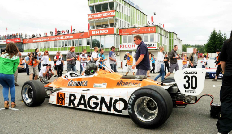 Na Masarykův okruh v Brně dojely stovky historických aut. Víkend tam bude patřit světovým závodním sériím 