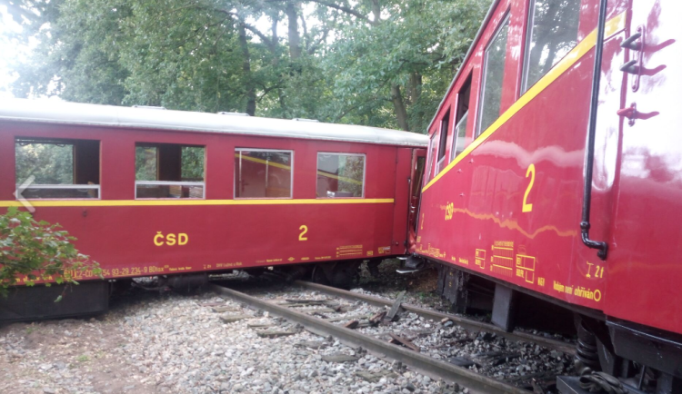 Mezi Lednicí a Břeclaví vykolejil historický osobní vlak. Nikdo se nezranil, trať bude do noci zavřená