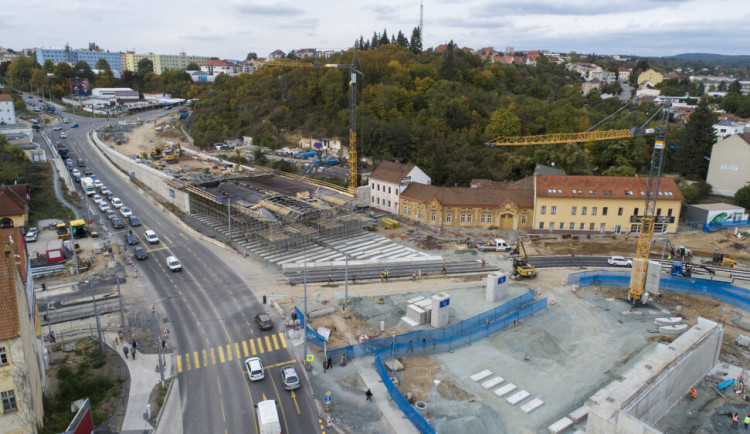 Silničáři na Tomkově náměstí v Brně dokončují práce. Po hlavní trase řidiči projedou v půlce srpna