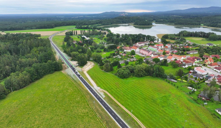 Obchvatu kolem Žáru se podařilo dokončit s tříměsíčním předstihem