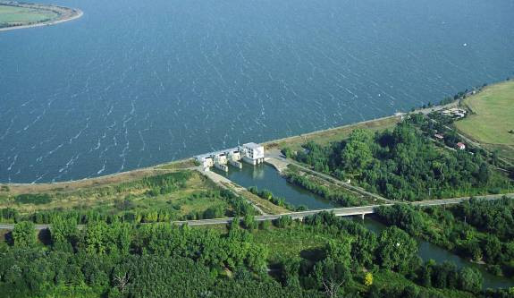U Novomlýnských nádrží stojí stovky černých staveb. Úřady jsou na ně krátké, tvrdí ombudsman