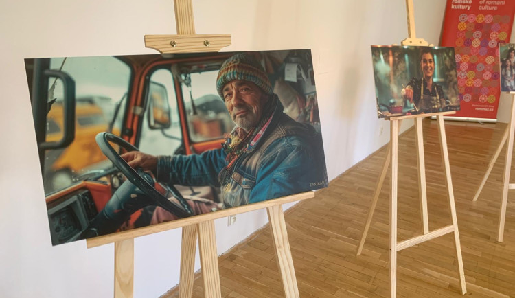 V Brně vystavují obrazy pracujících Romů. Chtějí pomocí umělé inteligence poukázat na stereotypy