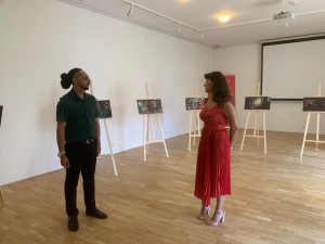 V Brně vystavují obrazy pracujících Romů. Chtějí pomocí umělé inteligence poukázat na stereotypy