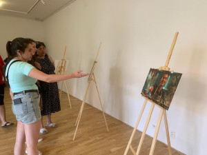 V Brně vystavují obrazy pracujících Romů. Chtějí pomocí umělé inteligence poukázat na stereotypy