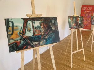 V Brně vystavují obrazy pracujících Romů. Chtějí pomocí umělé inteligence poukázat na stereotypy