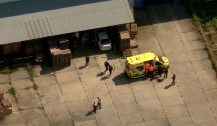 VIDEO: Policejní honička jako z filmu. Cizinec nedbal na varovné výstřely, schoval se na střeše