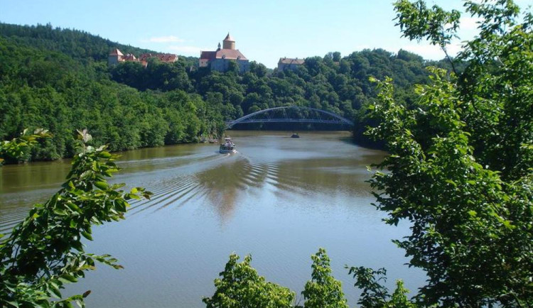 V Pryglu je zvýšený výskyt sinic a chlorofylu, varují hygienici. Voda je ale stále vhodná ke koupání