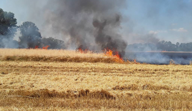 Na Hodonínsku hoří pole. U požáru zasahuje čtrnáct jednotek hasičů
