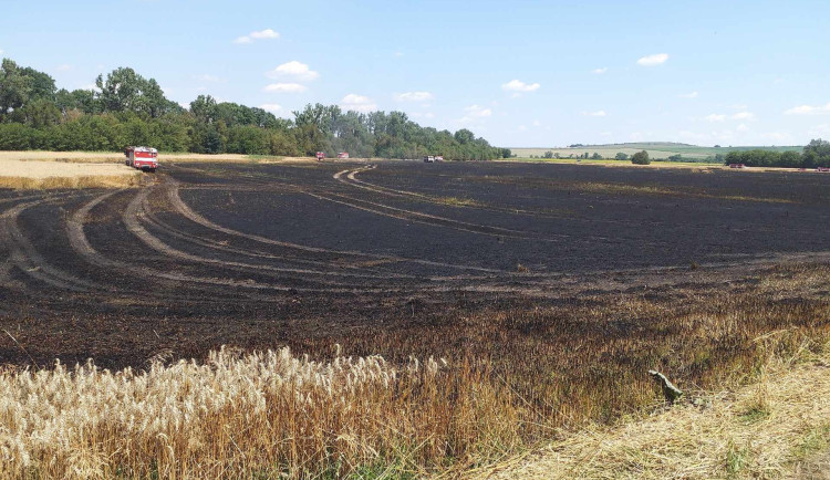 Na Hodonínsku hořelo pole. U požáru zasahovalo čtrnáct jednotek hasičů