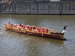 V Pasohlávkách na dva měsíce zakotvila unikátní římská veslice. Měří osmnáct metrů a váží pět tun