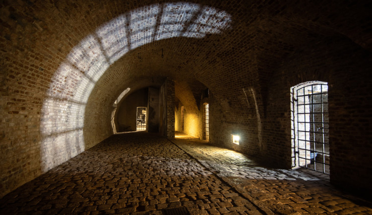 V kasematech na Špilberku si ustlalo deset nadšenců. Brněnský hrad poznali v nevšední atmosféře