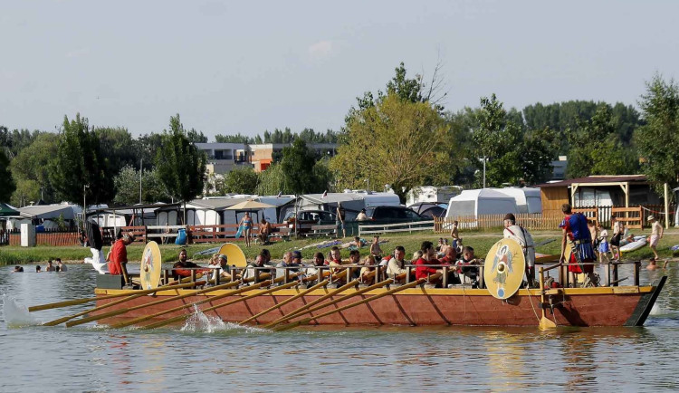 V Pasohlávkách na dva měsíce zakotvila unikátní římská veslice. Měří osmnáct metrů a váží pět tun