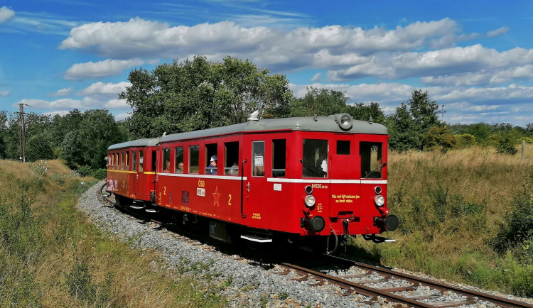 Na jižní Moravě vykolejil historický vlak. Při nehodě se poškodila trať