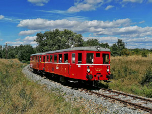 Na jižní Moravě vykolejil historický vlak. Při nehodě se poškodila trať