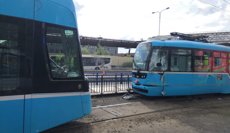 Veřejnou dopravu v Ostravě dnes zkomplikovaly srážky tramvají, při jedné z nich byl vážně zraněn chodec