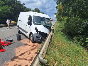 VIDEO: Vážná nehoda uzavřela silnici. Zranilo se osm lidí včetně tří dětí