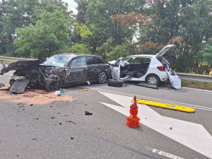 VIDEO: Vážná nehoda uzavřela silnici. Zranilo se osm lidí včetně tří dětí