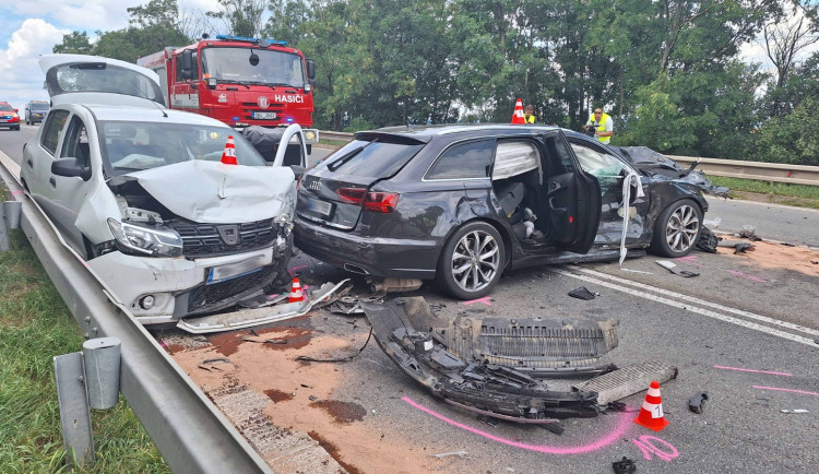 VIDEO: Vážná nehoda uzavřela silnici. Zranilo se osm lidí včetně tří dětí