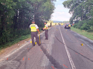Na Břeclavsku vyjel náklaďák do protisměru a smetl protijedoucí auto. Řidič osobáku nepřežil