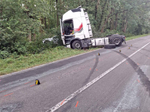 Na Břeclavsku vyjel náklaďák do protisměru a smetl protijedoucí auto. Řidič osobáku nepřežil