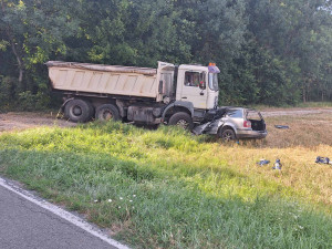 Na Břeclavsku vjel náklaďák do protisměru a smetl protijedoucí auto. Řidič osobáku nepřežil