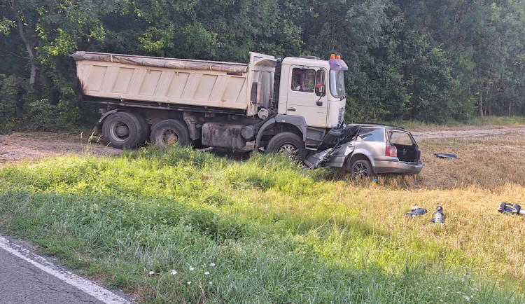 Na Břeclavsku vyjel náklaďák do protisměru a smetl protijedoucí auto. Řidič osobáku nepřežil