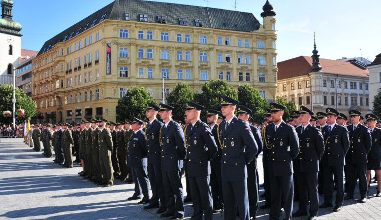Univerzita obrany v Brně slavnostně vyřadila absolventy. Nad městem proletěly stíhačky, zúčastnil se i prezident