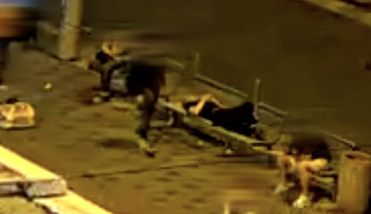 VIDEO: Žena v Brně ukradla muži telefon z kapsy, jinému vzala během hovoru dvoustovku z kapsy