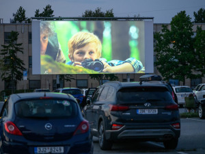 Dukovanská elektrárna opět chystá letní autokino. Výtěžek z promítání přispěje dětem, které touží jet k moři