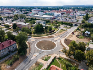 Silničáři otevřeli okružní křižovatku ve Veselí nad Moravou. Stavba zajistí plynulejší průjezd městem