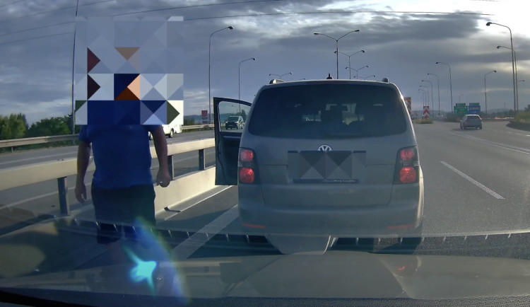 VIDEO: Agresor vybrzdil auto na dálnici a řidiči hrozil napadením. Nedělal problémy poprvé, tvrdí šofér