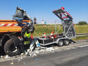 Nehoda kamionu uzavřela dálnici. Na vozovce zůstalo vysypané převážené maso