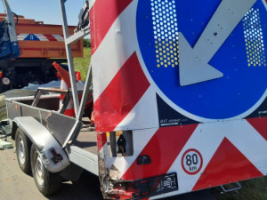 Nehoda kamionu uzavřela dálnici. Na vozovce zůstalo vysypané převážené maso