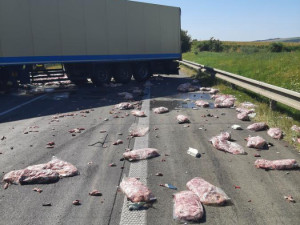Nehoda kamionu uzavřela dálnici. Na vozovce zůstalo vysypané převážené maso
