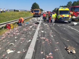 Nehoda kamionu uzavřela dálnici. Na asfaltu zůstalo vysypané převážené maso