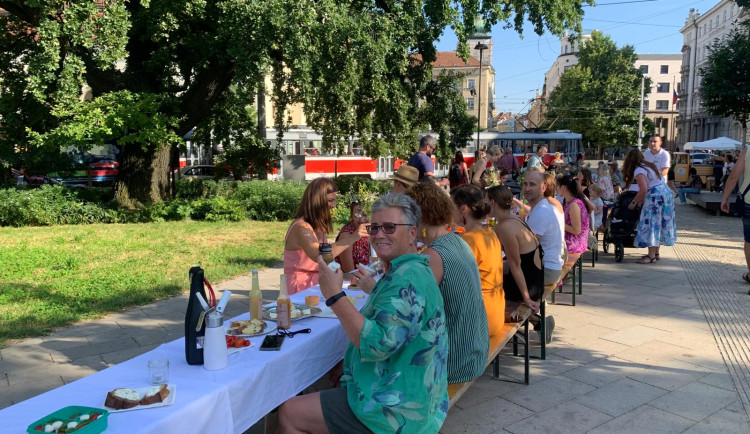 VIDEO: Brňané společně zasedli k prostřenému stolu v centru města. Táhnul se od Jošta až do kašny