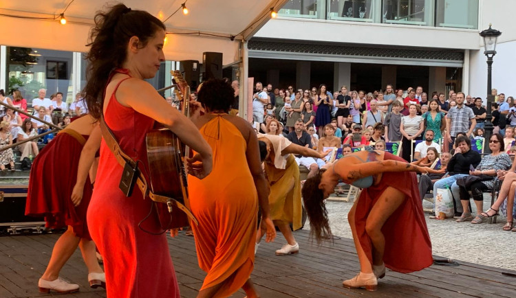 VIDEO: Centrum jihomoravské metropole oživili exotičtí tanečníci. Začal festival brazilské kultury