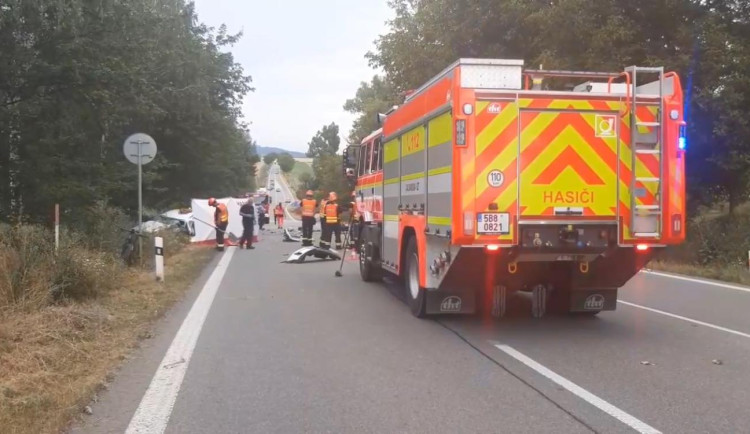 Při tragickém čelním střetu dvojice aut na Blanensku zemřel člověk. Další tři lidé se zranili