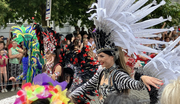 VIDEO: Ulicemi Brna se prohnal bujarý karnevalový průvod. Vtáhl místní do víru barev, tance a exotiky