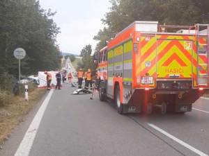 Při tragickém čelním střetu dvojice aut na Blanensku zemřeli dva lidé. Další dva se zranili