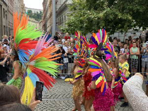 VIDEO: Ulicemi Brna se prohnal bujarý karnevalový průvod. Vtáhl místní do víru barev, tance a exotiky