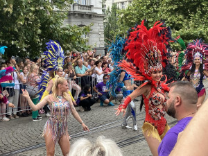 VIDEO: Ulicemi Brna se prohnal bujarý karnevalový průvod. Vtáhl místní do víru barev, tance a exotiky