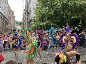 VIDEO: Ulicemi Brna se prohnal bujarý karnevalový průvod. Vtáhl místní do víru barev, tance a exotiky