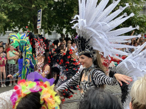 VIDEO: Ulicemi Brna se prohnal bujarý karnevalový průvod. Vtáhl místní do víru barev, tance a exotiky