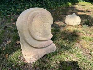 Lidé si pod vedením umělce vyzkoušeli sochařinu. Svá díla vystavují v zahradě brněnské vily