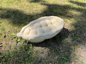 Lidé si pod vedením umělce vyzkoušeli sochařinu. Svá díla vystavují v zahradě brněnské vily