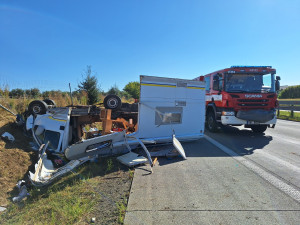 Dálnici u Brna uzavřela nehoda, při které se převrátil karavan. Dva lidé se zranili